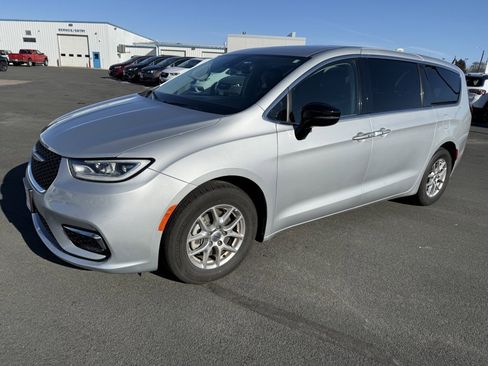 Used 2024 Chrysler Pacifica Touring-L image 4