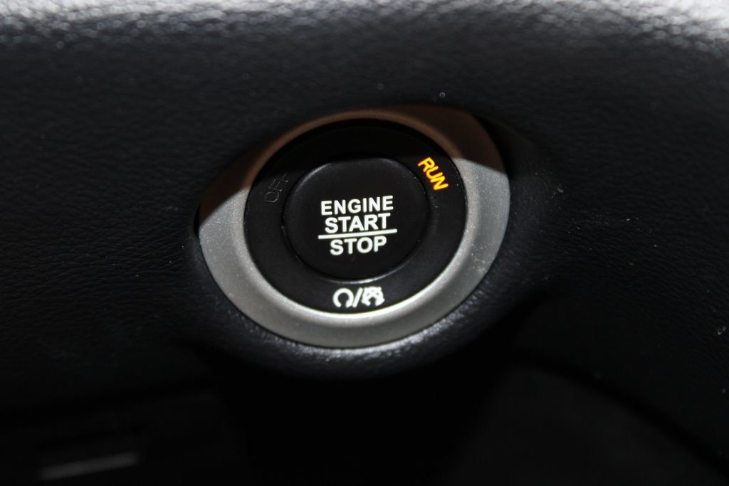 Used 2025 Chrysler Pacifica Select FWD image 41