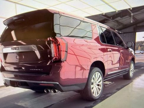 Used 2022 GMC Yukon XL Denali w/ Denali Premium Package AWD/4WD image 3