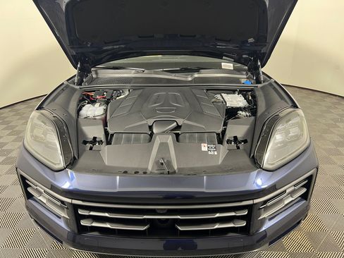 Certified 2025 Porsche Cayenne AWD/4WD image 22