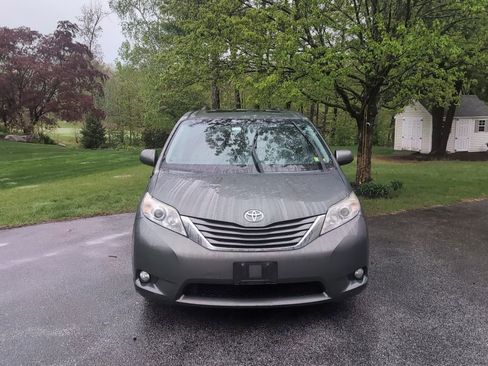 Used 2014 Toyota Sienna XLE FWD image 2