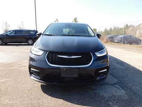 Used 2023 Chrysler Pacifica Touring-L image 3