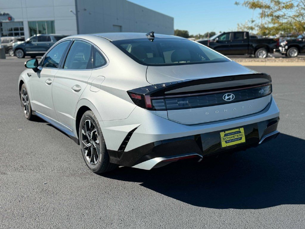 Used 2024 Nissan Altima 2.5 SV FWD image 8
