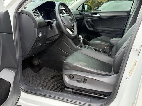 Used 2023 Volkswagen Tiguan SE w/ Panoramic Sunroof Package FWD image 12