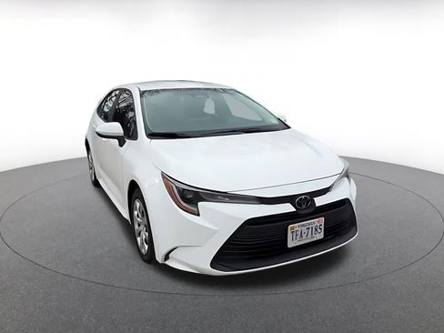 Used 2025 Toyota Corolla LE image 3