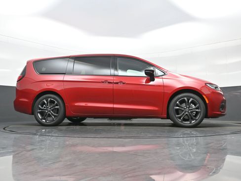 New 2026 Chrysler Pacifica Select image 17
