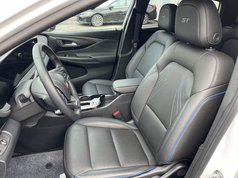 Used 2025 Buick Envista Sport Touring image 25