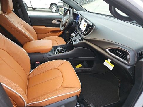 New 2026 Chrysler Pacifica Pinnacle image 11