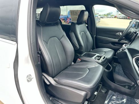 Used 2025 Chrysler Pacifica Select FWD image 24