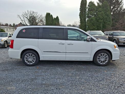 Used 2016 Chrysler Town & Country Touring-L image 8