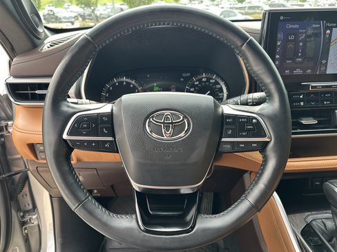 Used 2021 Toyota Highlander Platinum AWD/4WD image 17