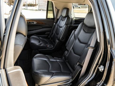 Used 2018 Cadillac Escalade Luxury image 40