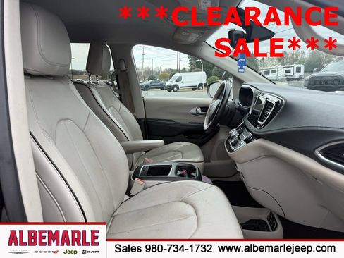 Used 2018 Chrysler Pacifica Limited image 31