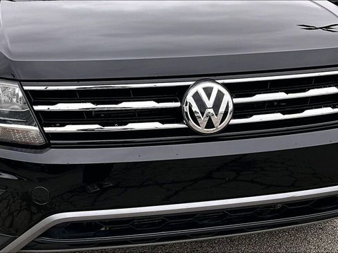 Used 2018 Volkswagen Tiguan SEL AWD/4WD image 38