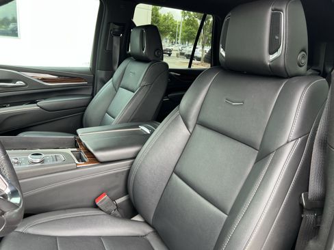 Used 2022 Cadillac Escalade Luxury w/ LPO, Illumination Package AWD/4WD image 16