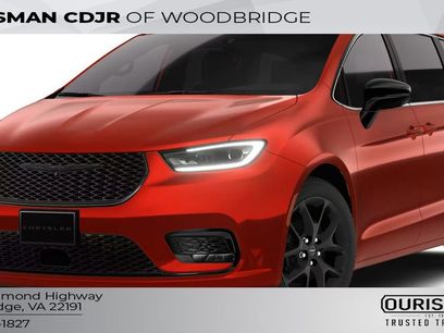 Used 2025 Chrysler Pacifica Select