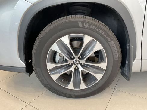 Used 2023 Toyota Highlander XLE AWD/4WD image 13