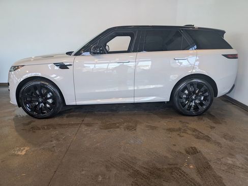 Used 2025 Land Rover Range Rover Sport Dynamic SE image 3