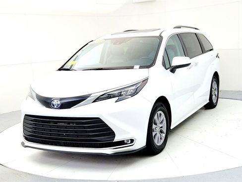 Certified 2024 Toyota Sienna XLE image 2