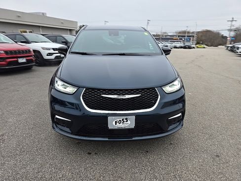 Used 2025 Chrysler Pacifica Select image 2