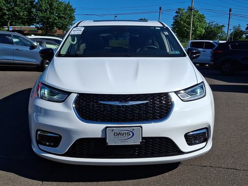Used 2024 Chrysler Pacifica Limited FWD image 2
