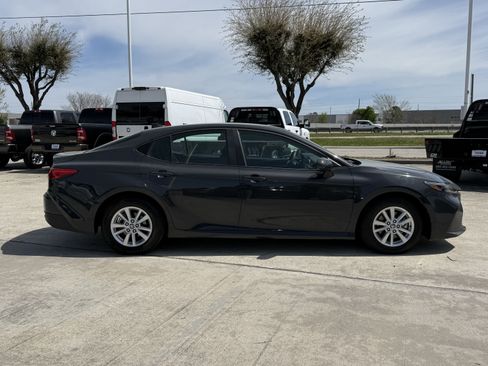 Used 2025 Toyota Camry LE image 3