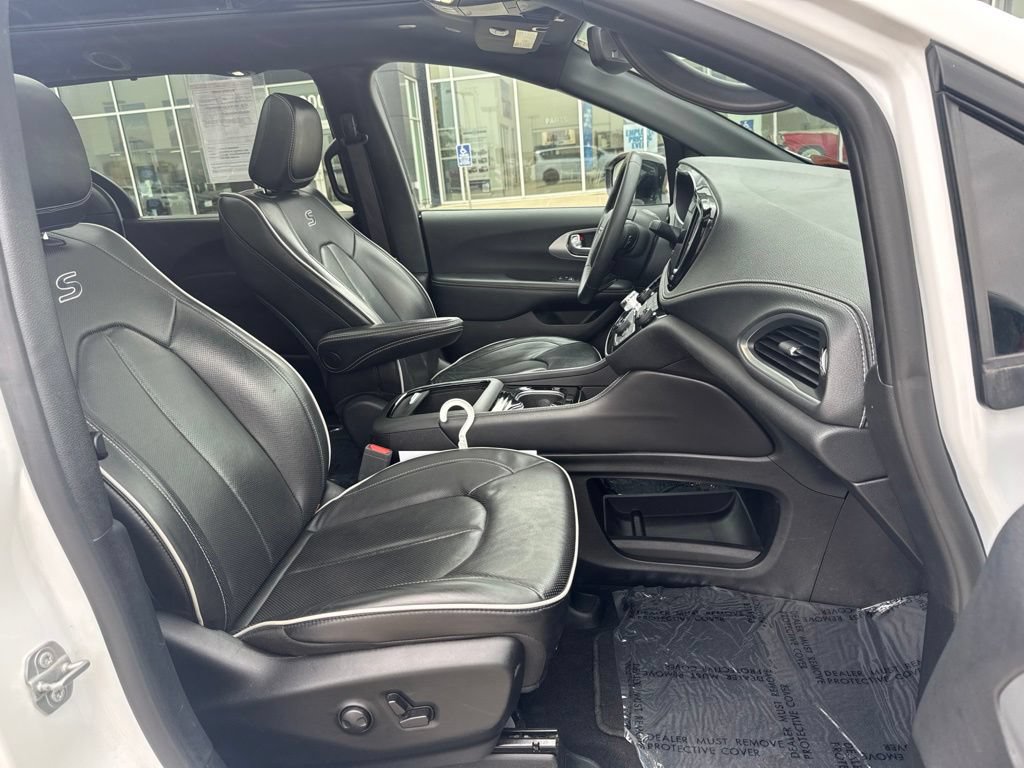 Used 2025 Chrysler Pacifica Limited FWD image 33