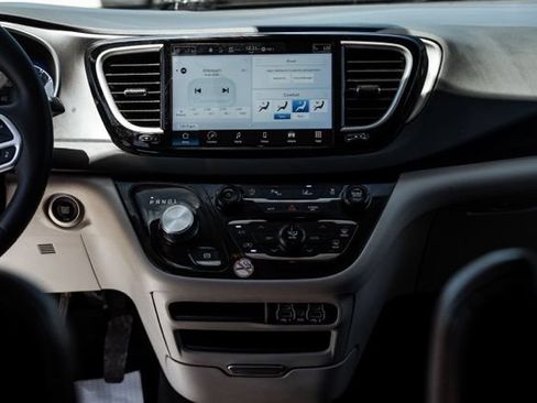 Used 2023 Chrysler Pacifica Touring-L FWD image 18