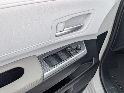 New 2026 Toyota Sienna XLE FWD image 17