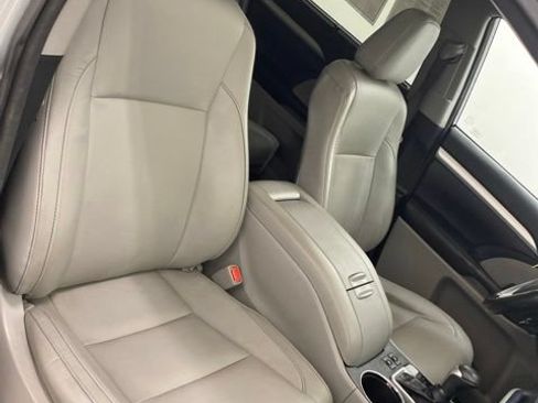 Used 2017 Toyota Highlander XLE AWD/4WD image 34