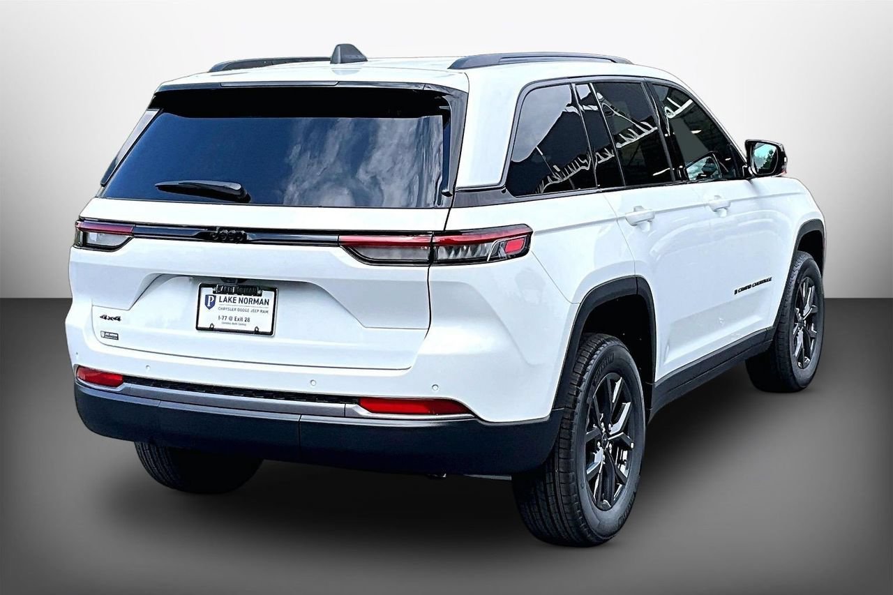 New 2027 Jeep Grand Cherokee Altitude AWD/4WD image 8