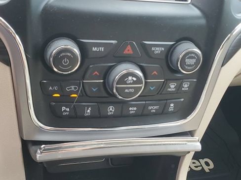Used 2020 Jeep Grand Cherokee Laredo w/ Security & Convenience Group AWD/4WD image 18