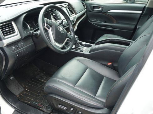 Used 2019 Toyota Highlander XLE FWD image 8