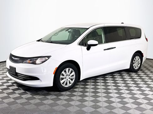 Used 2020 Chrysler Voyager L image 4