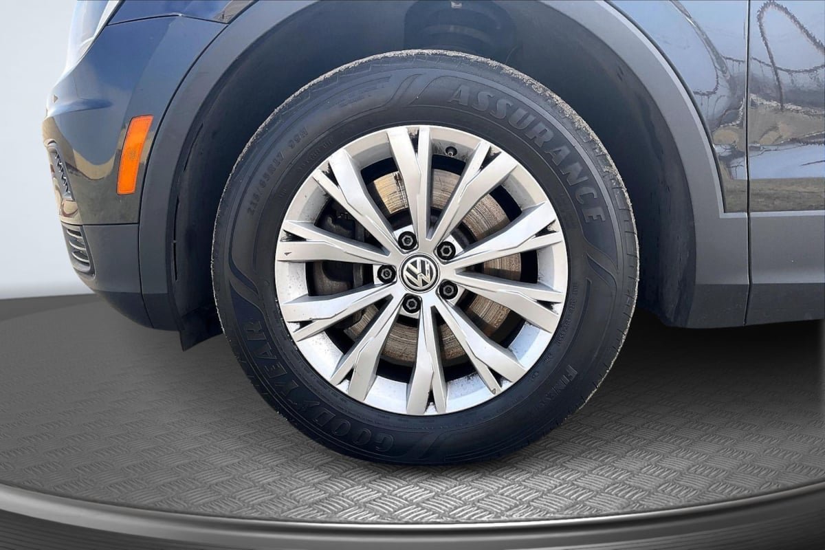 Used 2018 Volkswagen Tiguan SE w/ Panoramic Sunroof Package FWD image 9
