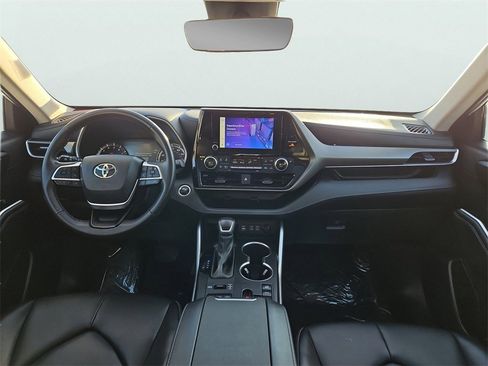Used 2024 Toyota Highlander XLE image 11