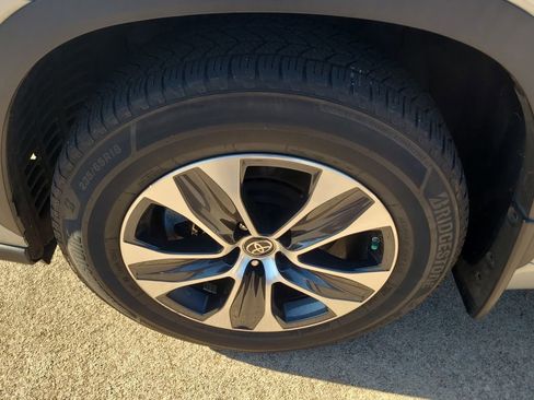 Used 2020 Toyota Highlander XLE image 10