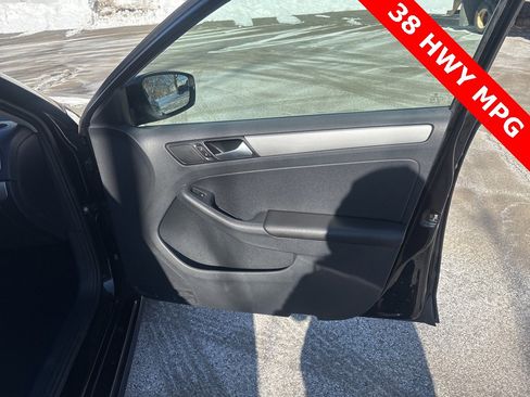 Used 2017 Volkswagen Jetta SE image 8