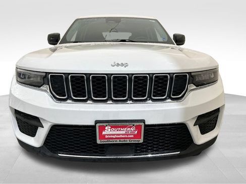 Used 2023 Jeep Grand Cherokee Laredo w/ Trailer Tow Prep Group (B) AWD/4WD image 9
