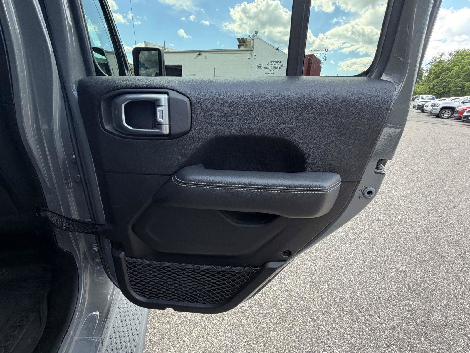Used 2019 Jeep Wrangler Unlimited Sahara AWD/4WD image 32