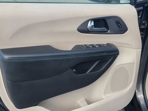 Certified 2021 Chrysler Pacifica Touring-L image 13