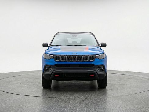 Used 2025 Jeep Compass Trailhawk AWD/4WD image 2