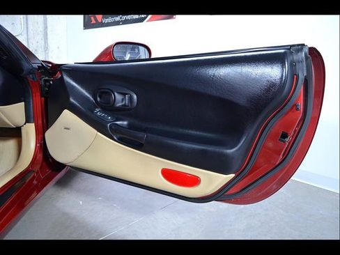 Used 2004 Chevrolet Corvette Coupe w/ Preferred Equipment Group RWD image 18