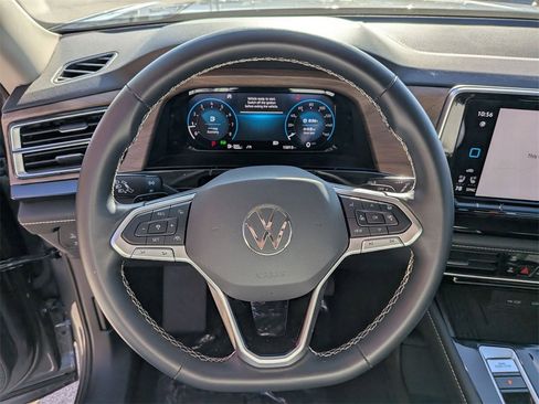 Used 2025 Volkswagen Atlas SE image 24