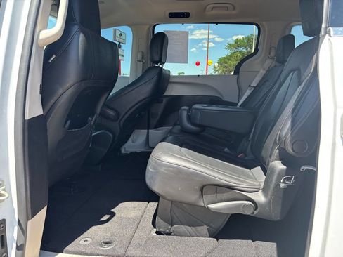 Used 2019 Chrysler Pacifica Touring-L FWD image 12