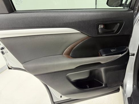 Used 2015 Toyota Highlander LE image 35