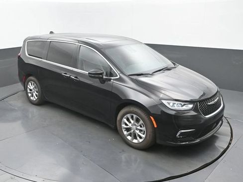 Used 2026 Chrysler Pacifica Limited FWD image 13