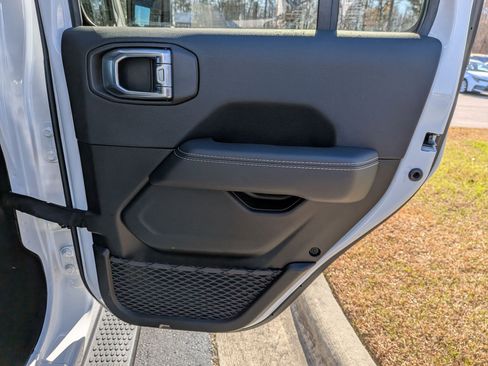 Used 2022 Jeep Wrangler Unlimited Sahara image 30