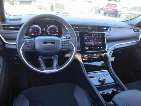 New 2025 Jeep Grand Cherokee Altitude image 2