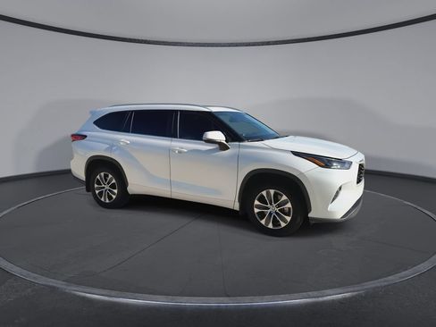 Used 2023 Toyota Highlander XLE FWD image 2